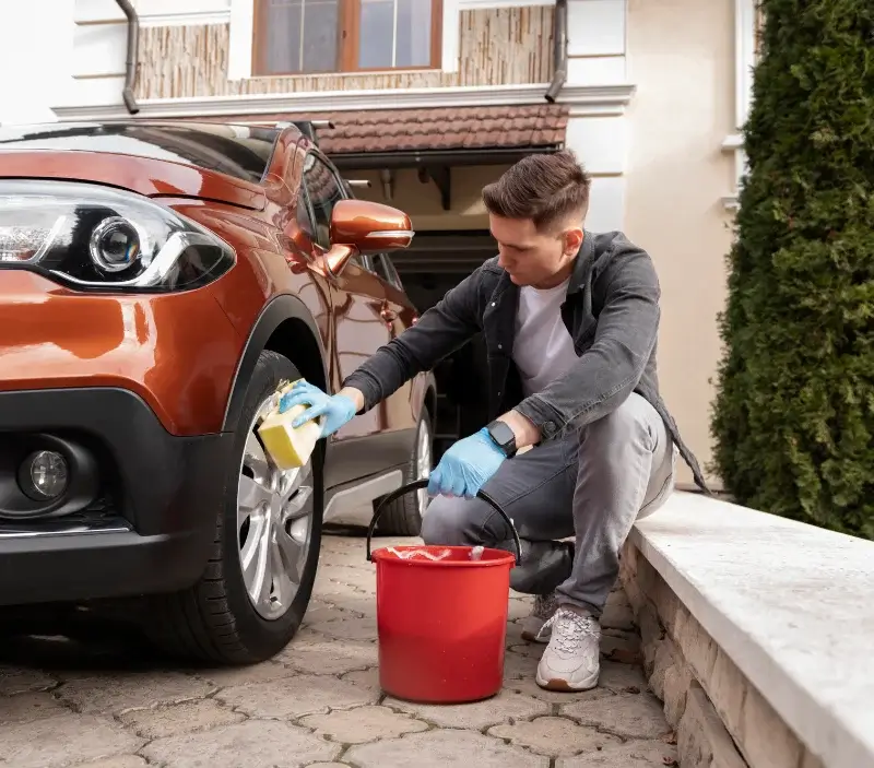 Lavage auto à domicile Parthenay-de-Bretagne : professionnel intervenant sur un véhicule